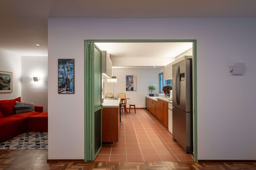 Apartamento André Fernandes / João Marujo + Orlando Naj - Fotografia de Interiores, Madeira, Iluminação, Mesa, Cadeira, Bancada, Cozinha