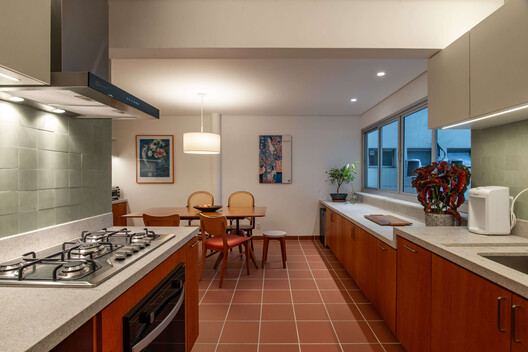 Apartamento André Fernandes / João Marujo + Orlando Naj - Fotografia de Interiores, Cozinha, Bancada, Madeira, Iluminação, Pia