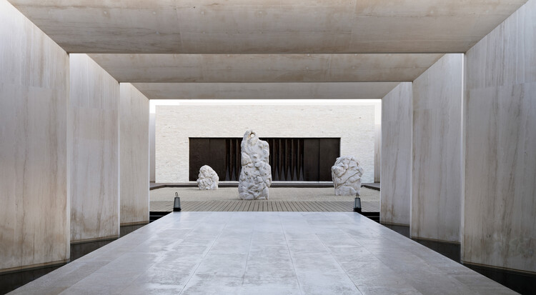 Nobu Hotel Los Cabos / WATG + Studio PCH - Fotografía interior, Dormitorio, Concreto, Pilares, Patio interior
