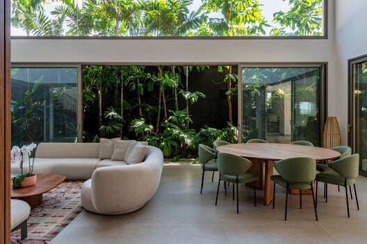 Casa Piracicaba / Urbem Arquitetura - Fotografía interior, Sala de estar, Sillas, Patio interior, Patio