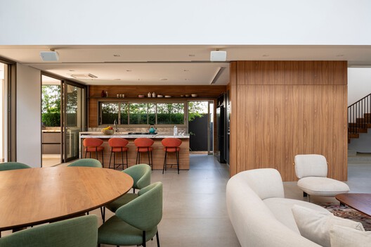 Casa Piracicaba / Urbem Arquitetura - Fotografía interior, Sala de estar, Madera, Mesas, Sillas, Puerta