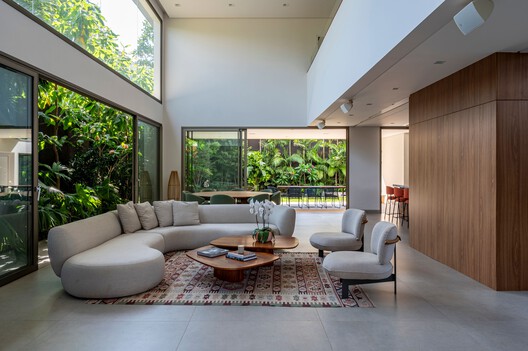 Casa Piracicaba / Urbem Arquitetura - Fotografía interior, Sala de estar, Sillas, Patio interior