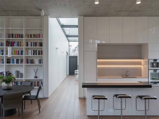 Casa en Vilnius / Architectural Bureau G.Natkevicius & Partners - Fotografía interior, Cocina, Madera, Encimera, Sillas, Vidrio, Estanterías, Puerta