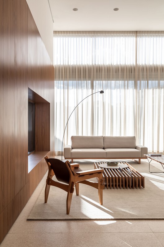 Edifício Jardim / Arquea Arquitetos - Fotografia de Interiores, Sala de Estar, Madeira, Mesa, Iluminação, Cadeira