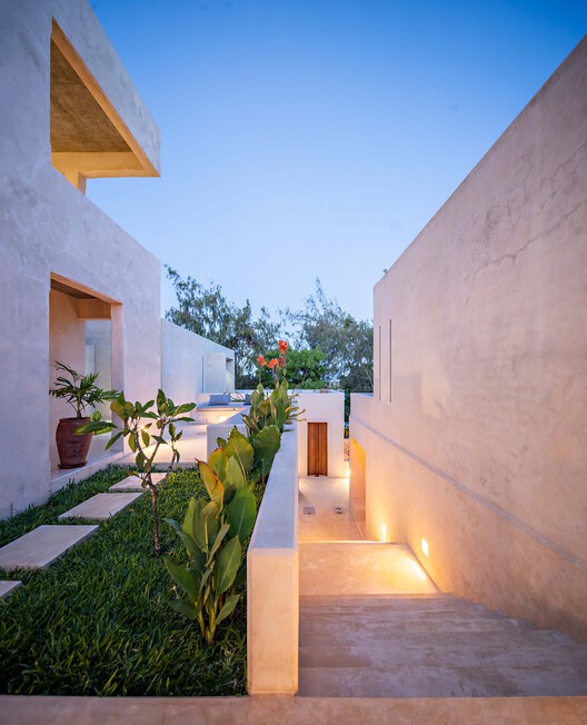 House E / Studio 1:1 Design - Exterior Photography, Concrete, Courtyard