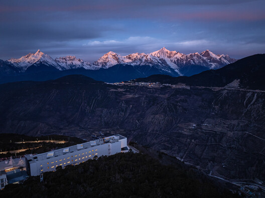 Hotel Poodom Deqin Meri / BUZZ/ Büro Ziyu Zhuang - Fotografia de Exterior