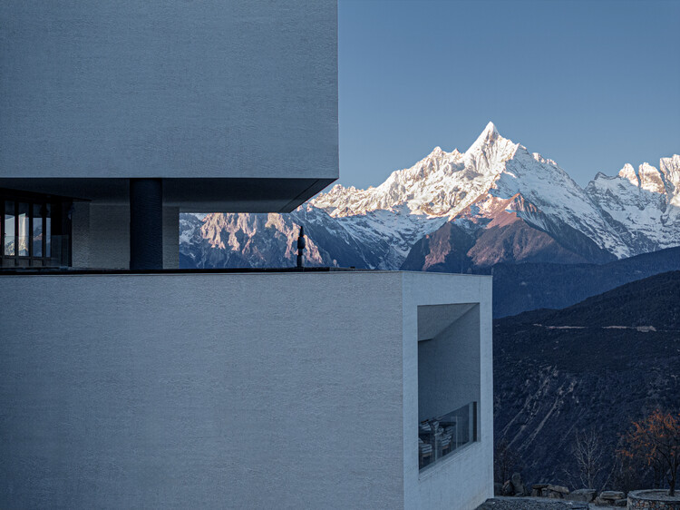 Hotel Poodom Deqin Meri / BUZZ/ Büro Ziyu Zhuang - Fotografia de Exterior