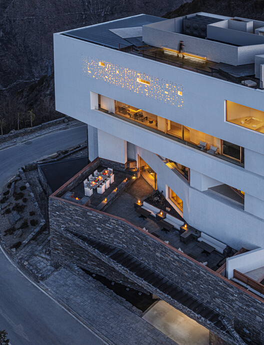 Hotel Poodom Deqin Meri / BUZZ/ Büro Ziyu Zhuang - Imagem 2 de 49
