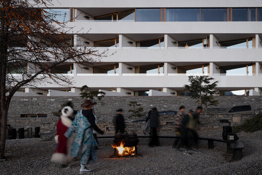 Hotel Poodom Deqin Meri / BUZZ/ Büro Ziyu Zhuang - Fotografia de Exterior
