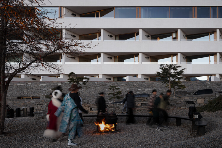 Hotel Poodom Deqin Meri / BUZZ/ Büro Ziyu Zhuang - Fotografia de Exterior