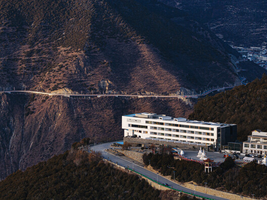 Hotel Poodom Deqin Meri / BUZZ/ Büro Ziyu Zhuang - Fotografia de Exterior