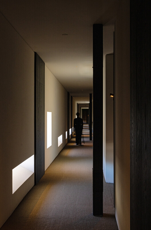 Hotel Poodom Deqin Meri / BUZZ/ Büro Ziyu Zhuang - Fotografia de Interiores, Iluminação, Concreto