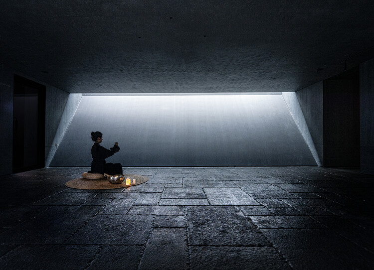 Hotel Poodom Deqin Meri / BUZZ/ Büro Ziyu Zhuang - Fotografia de Interiores, Concreto