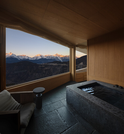 Hotel Poodom Deqin Meri / BUZZ/ Büro Ziyu Zhuang - Fotografia de Interiores