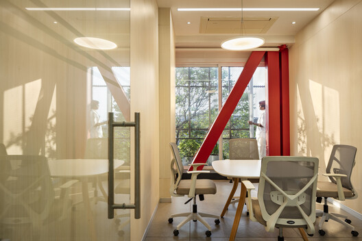  Espaço Hover – Ampliação da Sede da Sociedade KLE / Thirdspace Architecture Studio - Fotografia de Interiores, Sala de Jantar, Madeira, Cadeira, Iluminação, Vidro