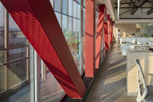  Espaço Hover – Ampliação da Sede da Sociedade KLE / Thirdspace Architecture Studio - Fotografia de Interiores, Escada, Vidro