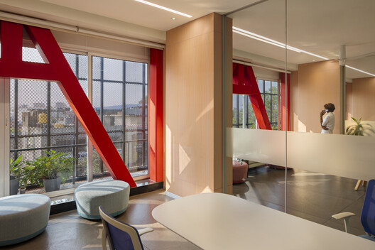  Espaço Hover – Ampliação da Sede da Sociedade KLE / Thirdspace Architecture Studio - Fotografia de Interiores, Cadeira, Vidro