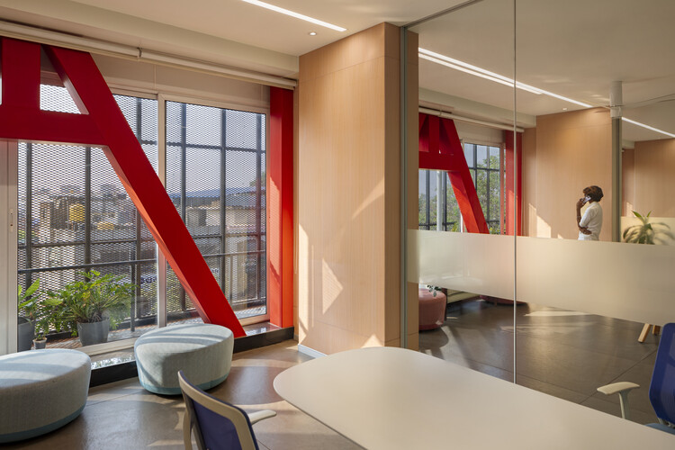 Espaço Hover – Ampliação da Sede da Sociedade KLE / Thirdspace Architecture Studio - Fotografia de Interiores, Cadeira, Vidro