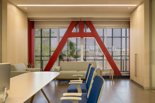  Espaço Hover – Ampliação da Sede da Sociedade KLE / Thirdspace Architecture Studio - Fotografia de Interiores, Sala de Jantar, Cadeira