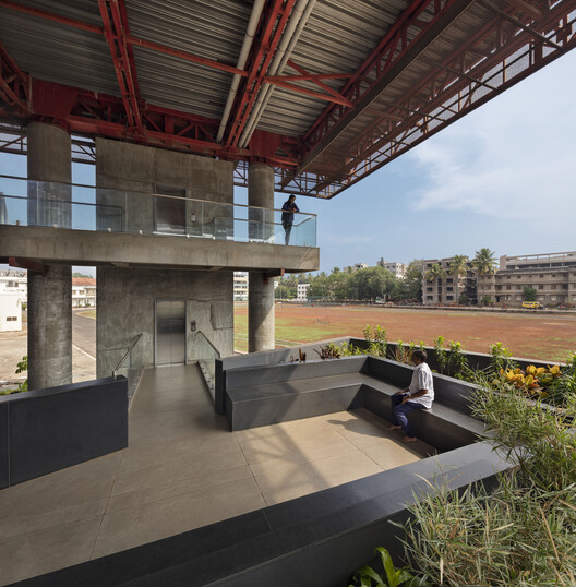  Espaço Hover – Ampliação da Sede da Sociedade KLE / Thirdspace Architecture Studio - Fotografia de Exterior, Pilar