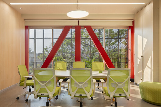  Espaço Hover – Ampliação da Sede da Sociedade KLE / Thirdspace Architecture Studio - Fotografia de Interiores, Sala de Jantar, Madeira, Cadeira, Vidro