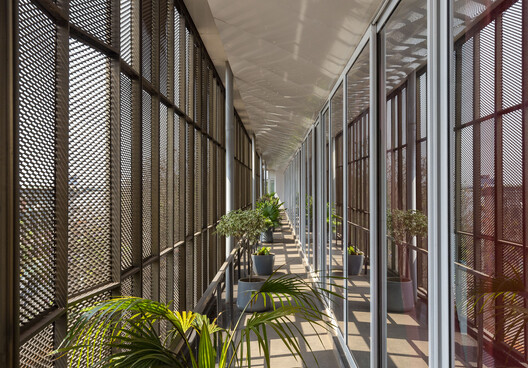  Espaço Hover – Ampliação da Sede da Sociedade KLE / Thirdspace Architecture Studio - Fotografia de Interiores, Vidro