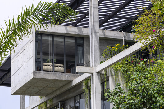 Oficinas de fábrica textil / Ho Khue Architects - Fotografía exterior, Concreto, Balcón