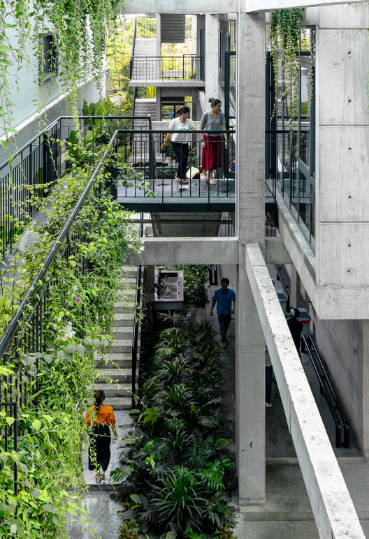 Oficinas de fábrica textil / Ho Khue Architects - Fotografía exterior, Balcón