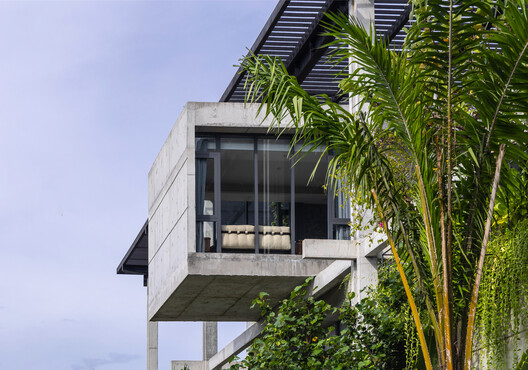 Oficinas de fábrica textil / Ho Khue Architects - Fotografía exterior, Balcón, Concreto