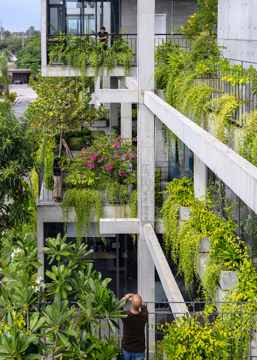 Oficinas de fábrica textil / Ho Khue Architects - Fotografía exterior, Balcón