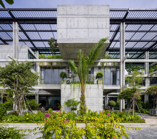 Oficinas de fábrica textil / Ho Khue Architects - Fotografía exterior, Balcón, Patio interior