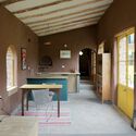Hogar Florencia / Taller MACAA (Misión de Arquitectura, Construcción y Arte en los Andes) - Fotografía interior, Casas, Cocina, Iluminación, Sillas