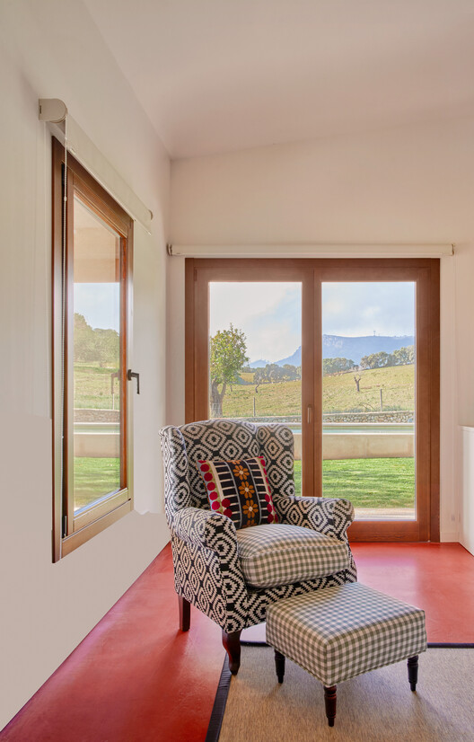 Cas Sestadors / MIEL Arquitectos - Fotografía interior, Dormitorio, Madera, Sillas