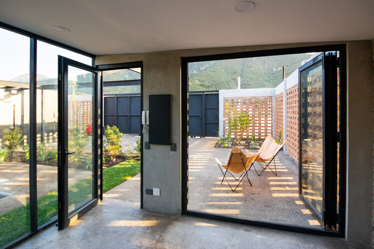 Casa P021 / Orfali & Ehrenfeld - Fotografía interior, Puerta, Concreto, Patio interior