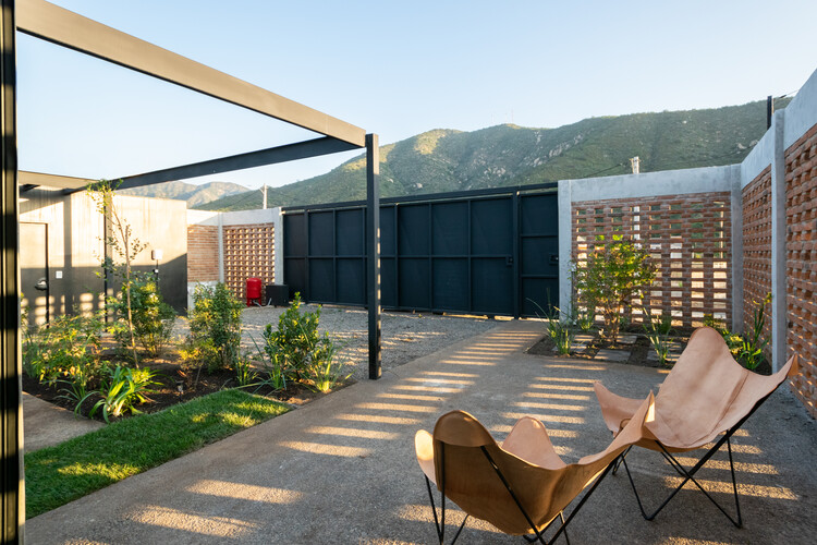 Casa P021 / Orfali & Ehrenfeld - Fotografía exterior, Patio interior, Sillas