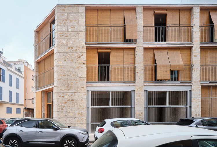 Unidades de vivienda social 2104 / HARQUITECTES - Fotografía exterior, Concreto, Balcón