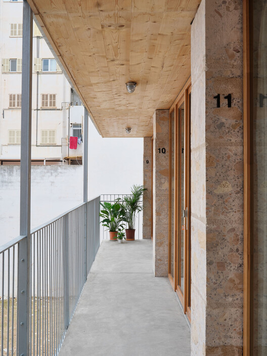Unidades de vivienda social 2104 / HARQUITECTES - Fotografía interior, Madera, Concreto, Barandas, Escaleras, Balcón