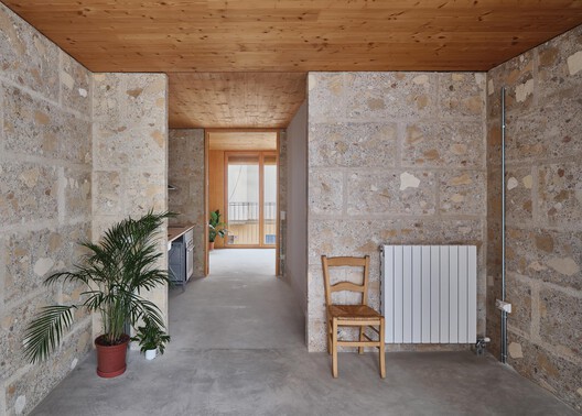 Unidades de vivienda social 2104 / HARQUITECTES - Fotografía interior, Madera, Concreto