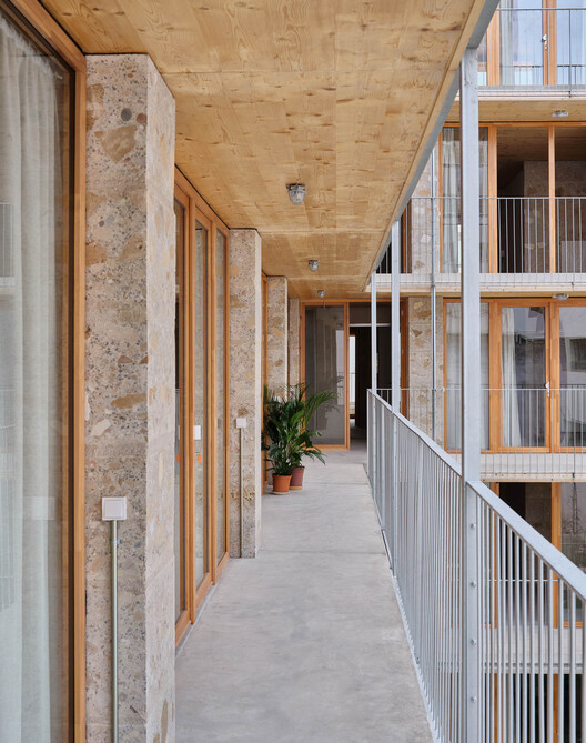 Unidades de vivienda social 2104 / HARQUITECTES - Fotografía interior, Madera, Concreto, Balcón