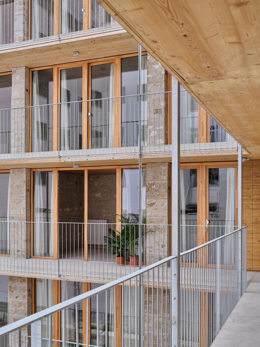 Unidades de vivienda social 2104 / HARQUITECTES - Fotografía interior, Madera, Balcón