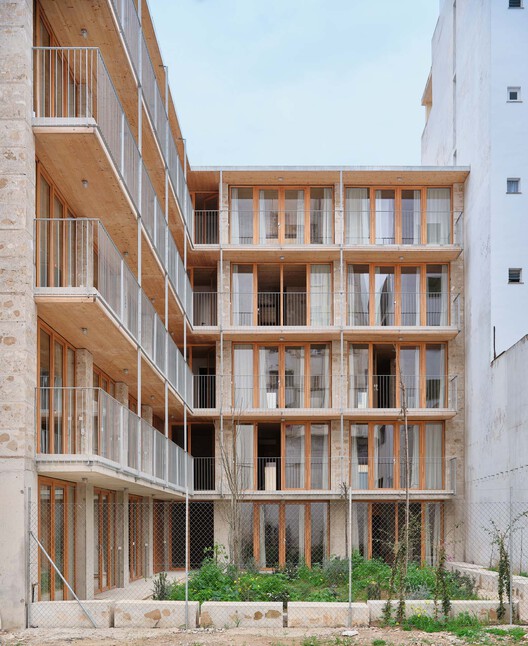 Unidades de vivienda social 2104 / HARQUITECTES - Fotografía exterior, Madera, Balcón