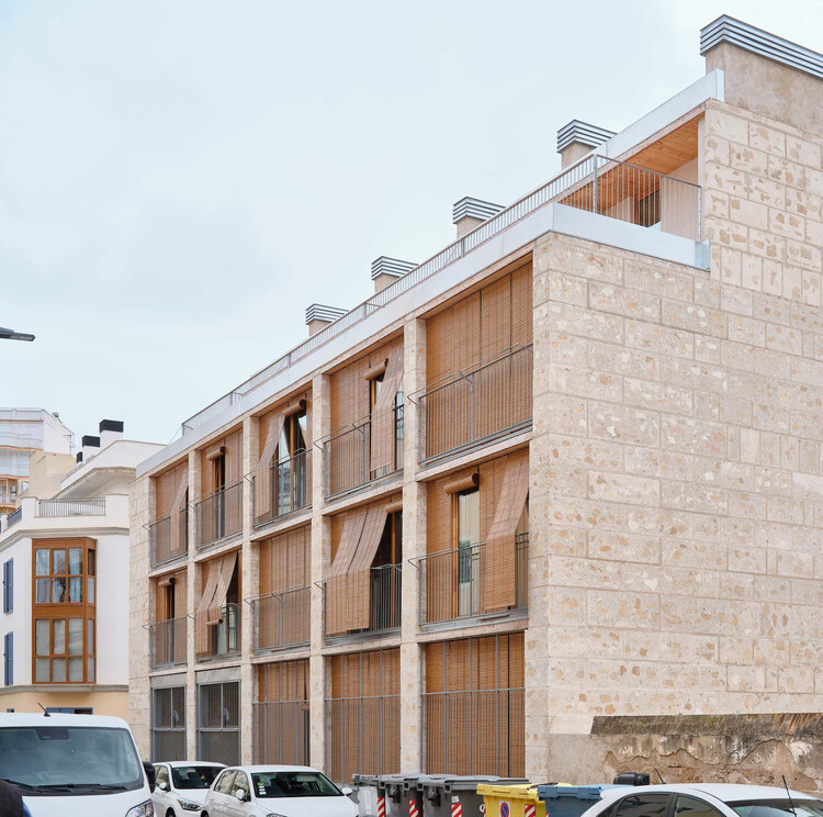 Unidades de vivienda social 2104 / HARQUITECTES - Fotografía exterior, Concreto, Balcón