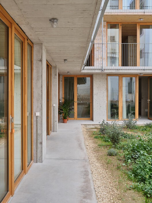 Unidades de vivienda social 2104 / HARQUITECTES - Fotografía exterior, Madera, Concreto, Balcón
