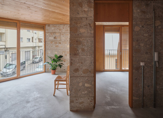 Unidades de vivienda social 2104 / HARQUITECTES - Fotografía interior, Madera, Puerta, Concreto