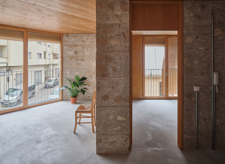 Unidades de vivienda social 2104 / HARQUITECTES - Fotografía interior, Madera, Puerta, Concreto