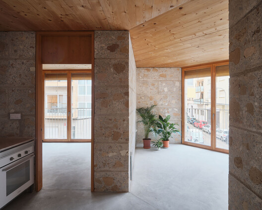 Unidades de vivienda social 2104 / HARQUITECTES - Fotografía interior, Madera, Concreto