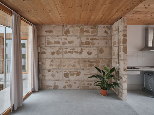 Unidades de vivienda social 2104 / HARQUITECTES - Fotografía interior, Madera, Concreto