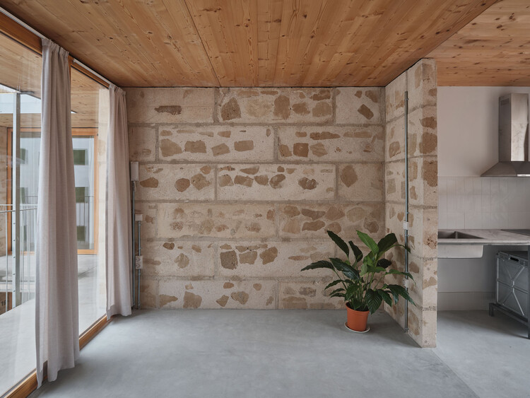 Unidades de vivienda social 2104 / HARQUITECTES - Fotografía interior, Madera, Concreto