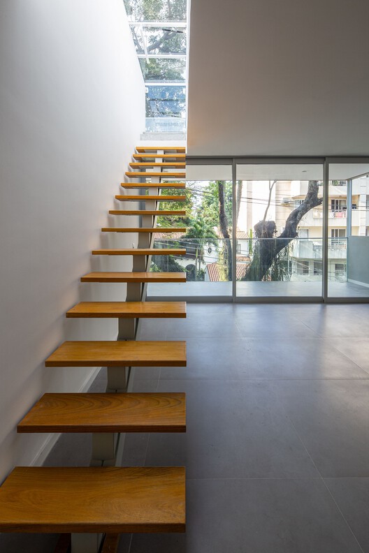 Residencial Janeiro 183 / DC Arquitetura + Basesete Arquitetos - Fotografia de Interiores, Escada, Madeira, Corrimão