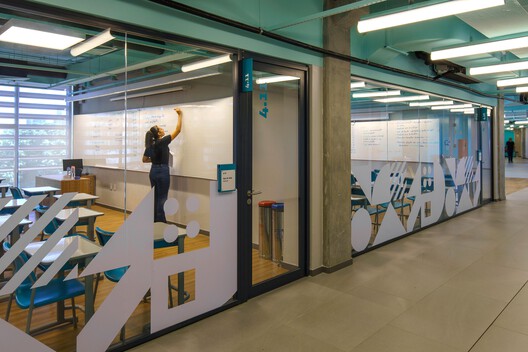 Colégio Bernoulli, Salvador / BCMF Arquitetos - Fotografia de Interiores, Vidro